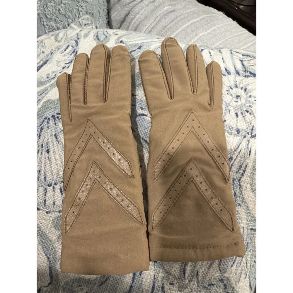 Vintage Aris Isotoner Tan Driving Gloves Stretch Nylon Spandex One Size‎